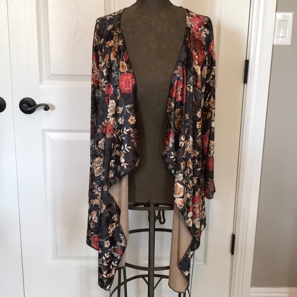 Urban Mangoz Size M Velvet Floral Cardigan